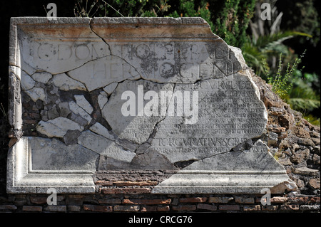 Tablette de pierre ancienne, nécropole de la Via Ostiense, site archéologique d'Ostia Antica, ancien port de Rome, Latium, Italie Banque D'Images