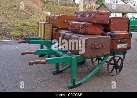 Des valises à l'ancienne gare et des agrégations sur Rothley à trolley Station sur la Great Central Railway Banque D'Images