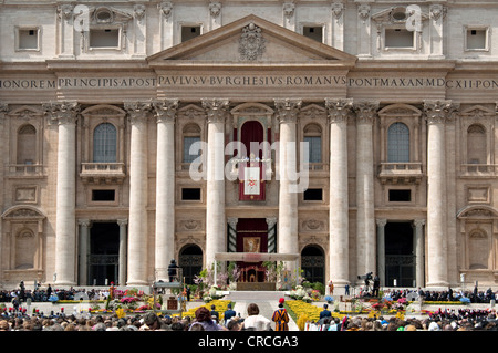 La basilique Saint Pierre avec le Pape Benoît XVI lors de la messe de Pâques et la bénédiction papale Urbi et Orbi, balcon Loggia delle Benedizioni Banque D'Images