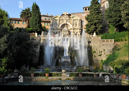 Les étangs à poissons, fontaine de Neptune ou Fontana di Nettuno, et fontaine de l'orgue hydraulique ou Fontana dell'Organo Banque D'Images