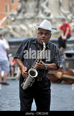 Aux spectacles de saxophoniste, Piazza della Rotonda, Rome, Latium, Italie, Europe Banque D'Images