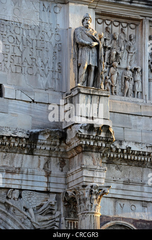 Statue d'un prisonnier 72038 avec grenier relief sur l'Arc de Constantin, la Piazza del Colosseo, Rome, Latium, Italie, Europe Banque D'Images