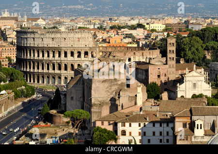 Via dei Fori Imperiali, le Colisée, la basilique de Maxence ou Constantine, église de Santa Francesca Romana, Forum Romain, Rome Banque D'Images