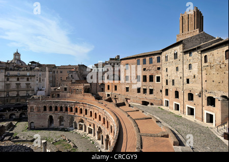 Chambre simple, Tabernae magasins sur la rue ancienne de la via Biberatica à Marchés de Trajan, en avant de Torre delle Milizie Banque D'Images