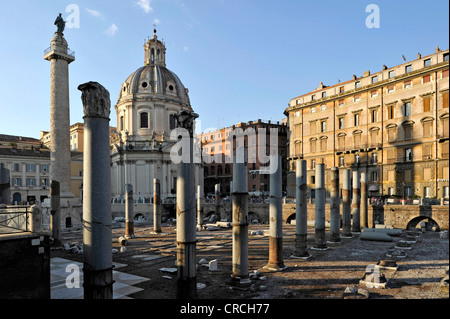 La colonne Trajane, colonnes de la Basilique Ulpia, église Santissimo Nome di Maria al Foro traiano ou l'Église du Très Saint Nom Banque D'Images