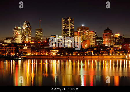 Toits de Montréal avec le port et le fleuve Saint-Laurent, Montréal, Québec, Canada Banque D'Images