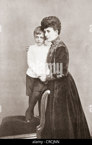 Alexandra de Danemark, 1844 - 1925. Femme et la reine-impératrice consort du roi Édouard VII d'Angleterre, avec petit-fils le Prince Olav. Banque D'Images