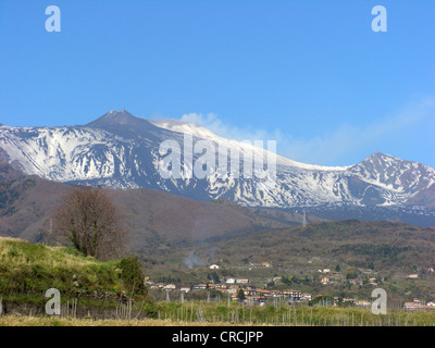 L'Etna couvert de neige avec vue sur le vignoble de l'est avec en premier plan, l'Italie, Sicile Banque D'Images
