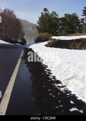 Au bord de la pente nord de l'Etna avec Black lava et la neige, l'Italie, Sicile Banque D'Images