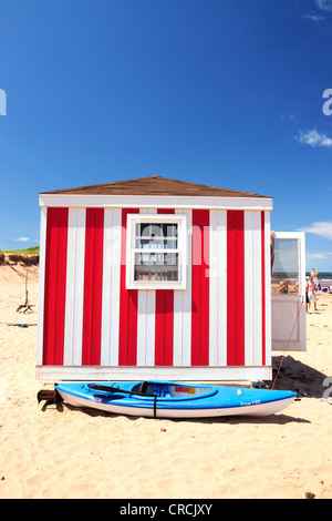 L'évolution des rouge et blanc sur la cabine de plage sur l'Atlantique, Prince Edward Island National Park, Prince Edward Island, Canada Banque D'Images