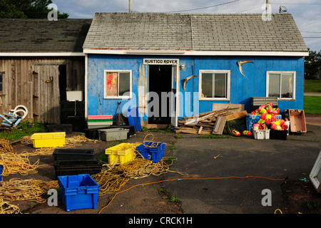 Cabanes de pêcheurs avec platic paniers dans le port de North Rustico, Prince Edward Island, Canada, Amérique du Nord Banque D'Images