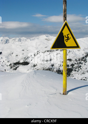 Inscrivez-vous dans la montagne enneigée décor d'une station de ski en garde contre le danger de tomber dans un profond précipice, Italie, Sarentino, Reinswald Suedtirol, Banque D'Images