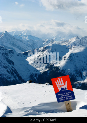 Inscrivez-vous dans la montagne enneigée décor d'une station de ski en garde contre les dangers d'avalanches, l'Italie, Suedtirol, Sarentino, Reinswald, Sarntal Banque D'Images