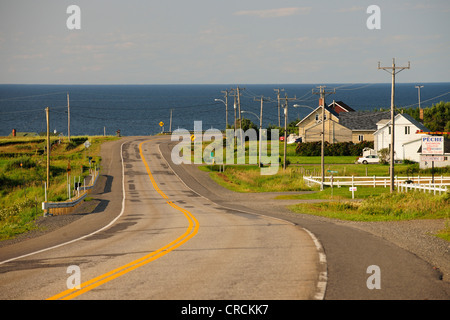 Route le long du fleuve Saint-Laurent près de Grosses-Roches, Charlevoix, Gaspésie, Québec, Canada Banque D'Images