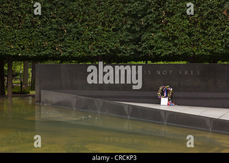 Inscrivez-vous sur le mur de l'un miroir d'eau de la Korean War Veterans Memorial à Washington DC Banque D'Images