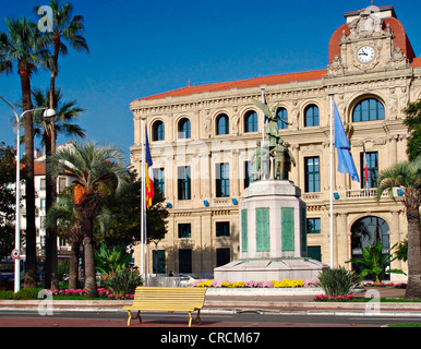 Image de l'hôtel de ville historique dans le port de Cannes, France, Côte d'Azur Banque D'Images