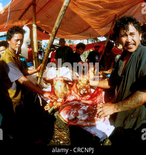 Marché le samedi et à la population locale d'émission dans le village de Tomahon, Manado, Sulawesi, Indonésie Banque D'Images