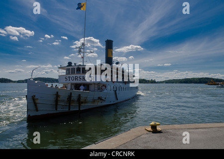 Vieux bateau touristique Storskär Vaxholm approche Harbour dans l'archipel de Stockholm, Suède Banque D'Images