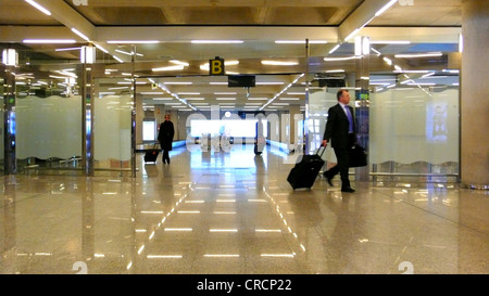 Les passagers dans la zone d'arrivée d'un aéroport, Espagne, Majorque, Palma Banque D'Images