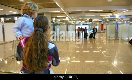 Les passagers dans la zone d'arrivée d'un aéroport, Espagne, Majorque, Palma Banque D'Images