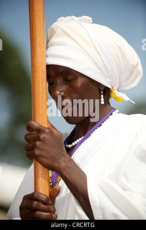 Femme absorbée dans la prière, Bamenda, Cameroun, Afrique Banque D'Images