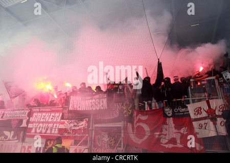 Fans de 1. FC Kaiserslautern ont pris feu d'artifice, football, Bundesliga FSV Mainz 05 vs 1. FC Kaiserslautern, Coface-Arena Banque D'Images