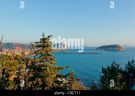 Bagnoli et l'île de Nisida, à Naples, Campanie, Italie Banque D'Images