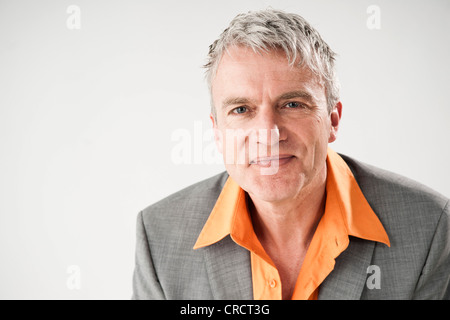 Confiant mature man wearing jacket gris Banque D'Images