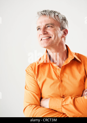 Certain homme mûr portant des T-shirt orange Banque D'Images