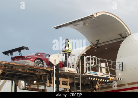 Chargement d'une Mercedes SLS sur un Boeing 777 cargo à l'aéroport de Frankfurt-Hahn, Lautzenhausen, Rhénanie-Palatinat Banque D'Images