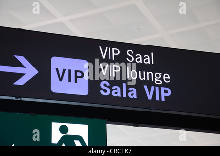 VIP lounge sign in airport terminal, l'aéroport de Malaga, Malaga, Andalousie, Espagne, Europe de l'Ouest. Banque D'Images