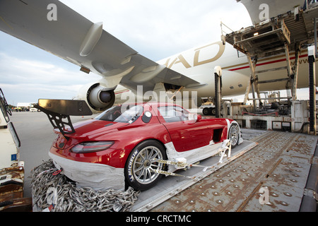 Chargement d'une Mercedes SLS sur un Boeing 777 cargo à l'aéroport de Frankfurt-Hahn, Lautzenhausen, Rhénanie-Palatinat Banque D'Images