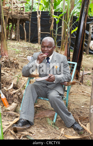 Un homme âgé portant un costume dans un village près de Bukoba, Tanzanie, Afrique du Sud Banque D'Images