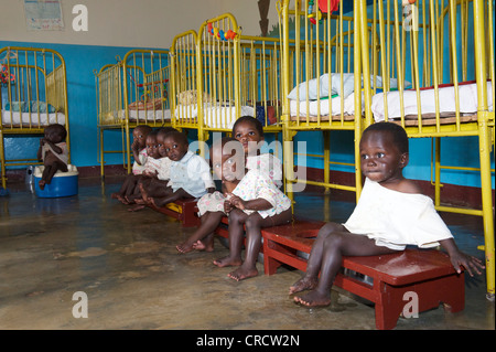 Les petits enfants sur le pot dans un orphelinat près de Bukoba, Tanzanie, Afrique du Sud Banque D'Images