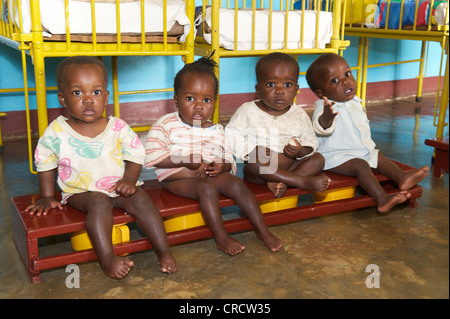 Les petits enfants sur le pot dans un orphelinat près de Bukoba, Tanzanie, Afrique du Sud Banque D'Images