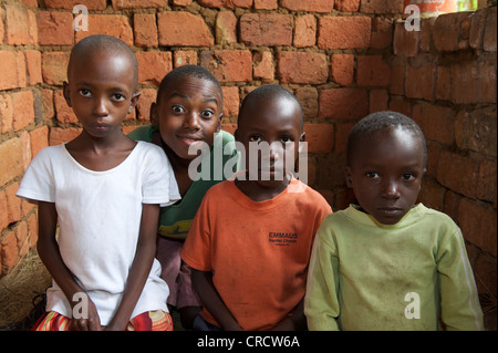 Enfants dans un village près de Bukoba, Tanzanie, Afrique du Sud Banque D'Images