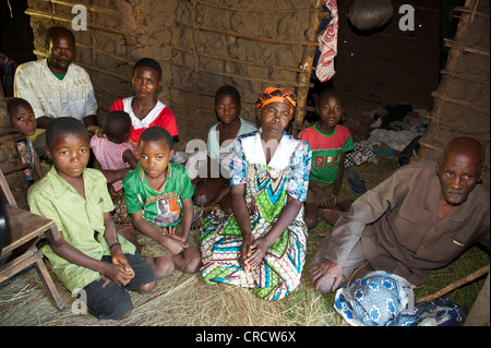 Famille dans une maison de terre traditionnelles dans un village proche de Bukoba, Tanzanie, Afrique du Sud Banque D'Images