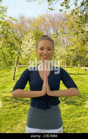 Young woman doing yoga Banque D'Images