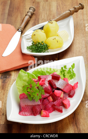 Salade de betteraves et hareng soused avec morceaux de pommes, servi avec des pommes de terre Banque D'Images