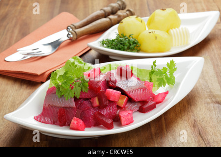 Salade de betteraves et hareng soused avec morceaux de pommes, servi avec des pommes de terre Banque D'Images