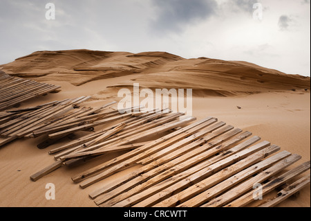 Clôture en bois et dune de sable. Banque D'Images