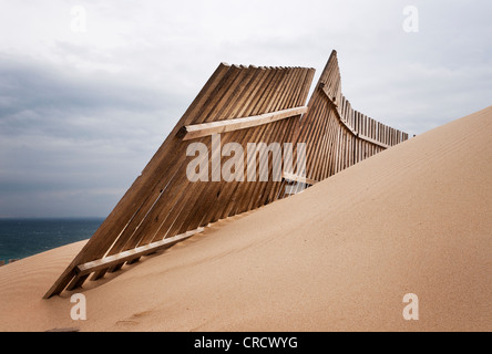 Clôture en bois protégeant l'avancée des dunes de sable. Banque D'Images