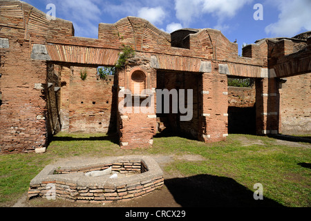 Italie, Rome, Ostia Antica, maison romaine appelée Caseggiato del Larario, atrium Banque D'Images