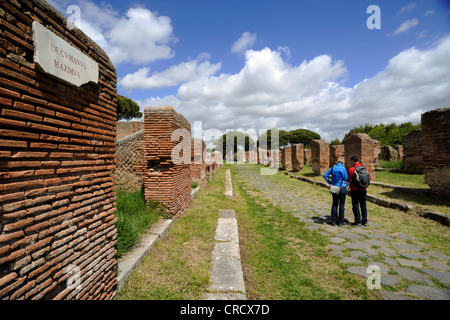 Italie, Rome, Ostia Antica, decumanus maximus, voie romaine, touristes Banque D'Images