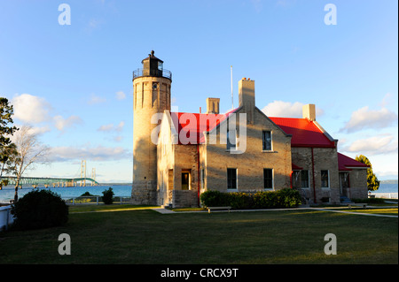 Vieux phare Mackinac Point, Mackinaw Mackinaw City dans le Michigan avec vue sur Mackinaw Bridge en arrière-plan Banque D'Images