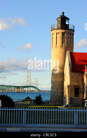 Vieux phare Mackinac Point, Mackinaw Mackinaw City dans le Michigan avec vue sur Mackinaw Bridge en arrière-plan Banque D'Images