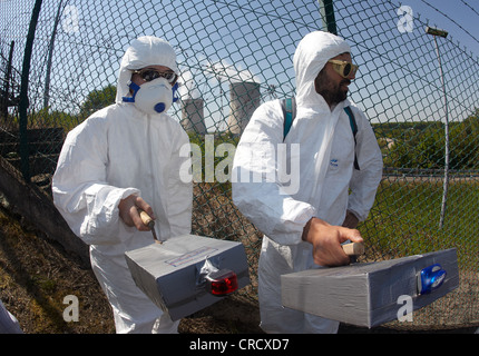 Les manifestants portant des tenues de protection contre les radiations au cours d'une manifestation en face de la centrale nucléaire française, Lorraine Banque D'Images