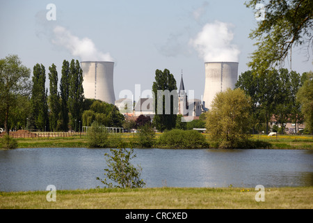 Deux tours de refroidissement de la centrale nucléaire française, l'église de debout entre les tours de refroidissement, Lorraine Banque D'Images