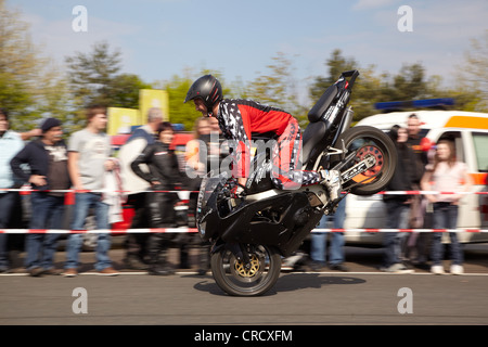 Cascadeur moto Mike Auffenberg montrant un stoppy, Koblenz, Rhénanie-Palatinat, Allemagne, Europe Banque D'Images