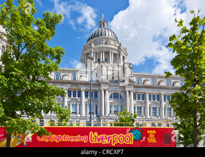 Le port de Liverpool Building avec une visite guidée à l'extérieur du bus rouge Merseyside England uk gb eu Europe Banque D'Images